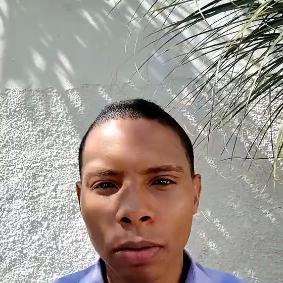 Professor da Five To One falando para a câmera